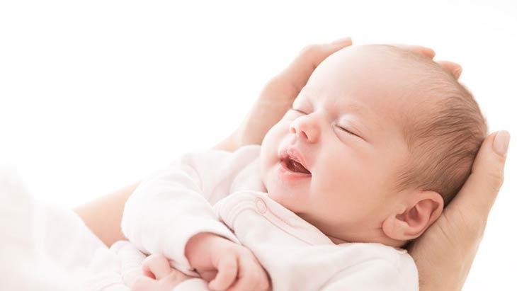 Kucağa alıştırma diyenler yanıldı Kucakta uyuyan bebeklerin beyninde ne değişiyor