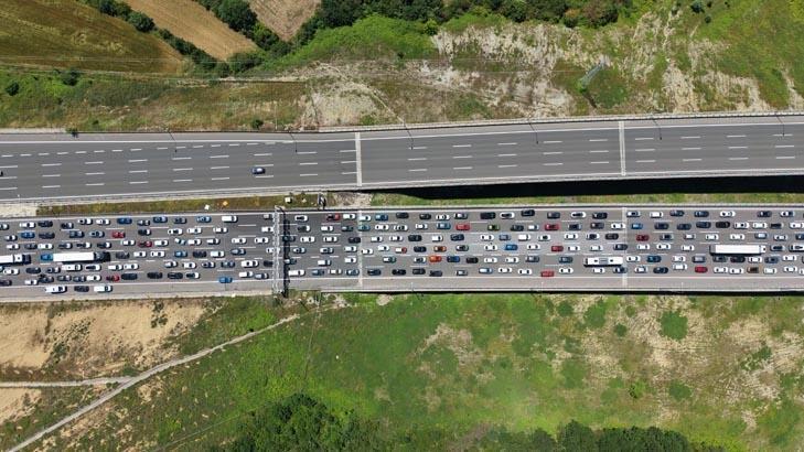 Tatil dönüşü kaosu Trafik durma noktasında geldi... İşte yollarda son durum
