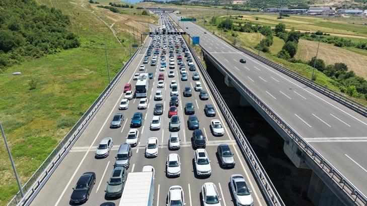 Tatil dönüşü kaosu Trafik durma noktasında geldi... İşte yollarda son durum