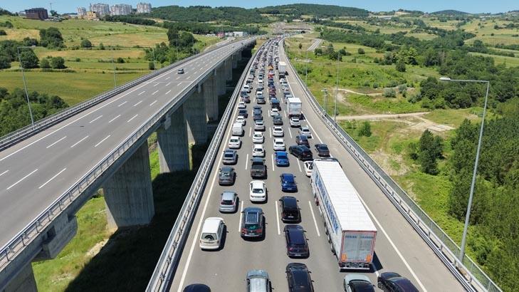 Tatil dönüşü kaosu Trafik durma noktasında geldi... İşte yollarda son durum