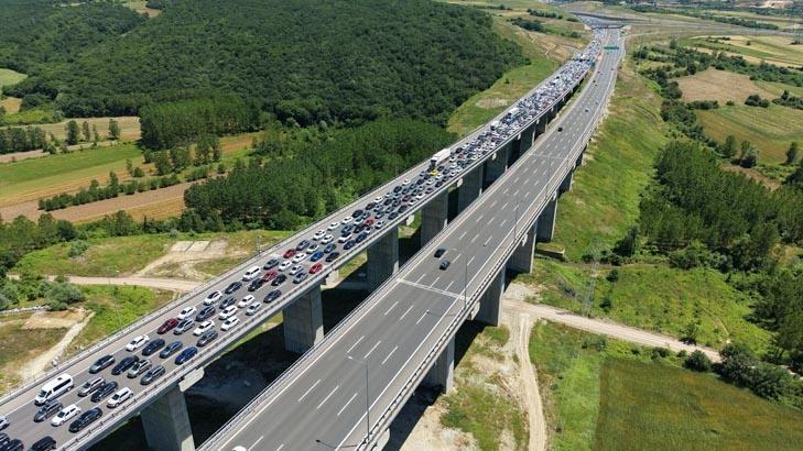 Tatil dönüşü kaosu! Trafik durma noktasında geldi... İşte yollarda son durum