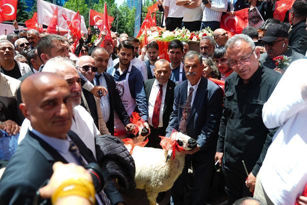 CHP Genel Başkanı Kemal Kılıçdaroğlu 2,5 yıl sonra Genel Merkezde