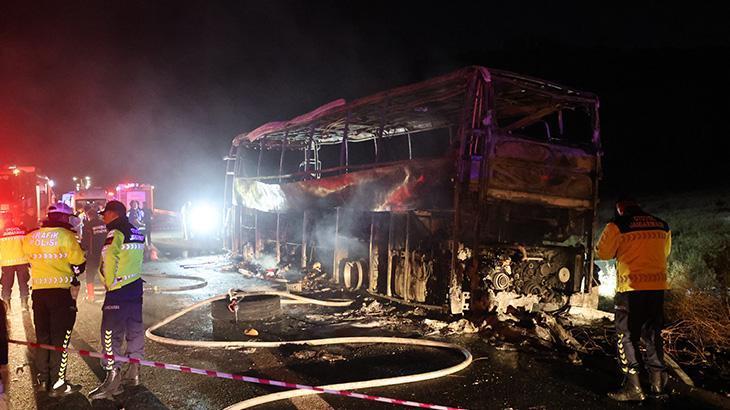 Denizli'de yolcu otobüsü bariyerlere çarparak yandı! 3 kişi öldü, 20 kişi yaralandı