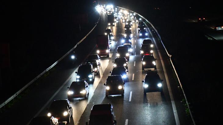 Bayram dönüşü kara yollarında trafik yoğunluğu sürüyor! İstanbul yönünde durma noktasına geldi