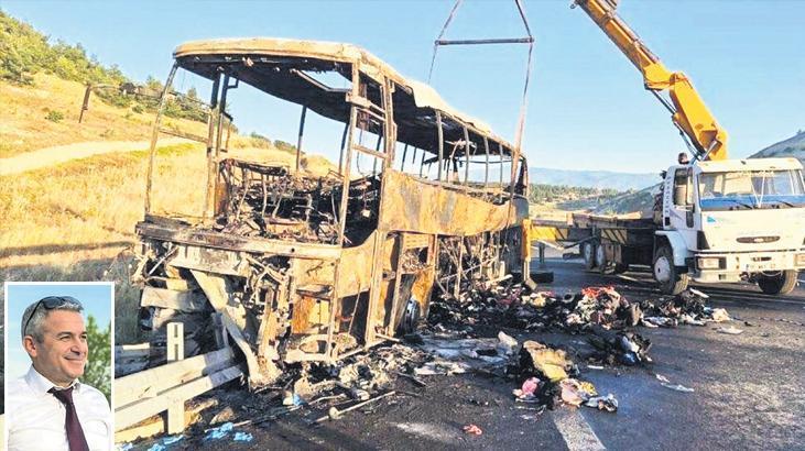 Otobüs bariyerlere çarpıp yandı: 8 kişi hayatını kaybetti! Kapı boşluğunda can verdiler
