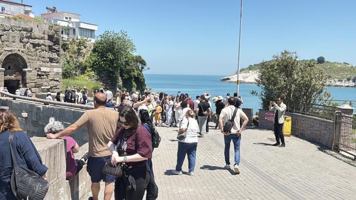 6 bin nüfuslu ilçeye 182 bin ziyaretçi akın etti Gelen sokakta yattı