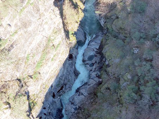 İKİ KÖYÜ BİRBİRİNE BAĞLAYAN KANYON ÜZERİNDE CAM TERAS YA DA BİR KÖPRÜ TALEP ETMEKTEYİZ