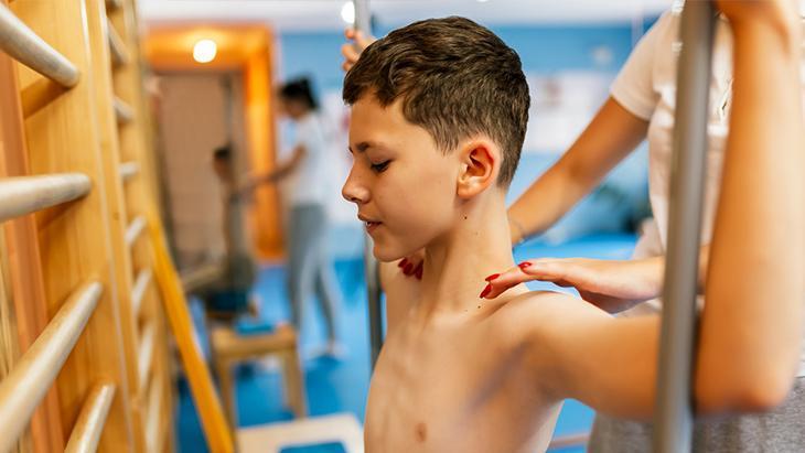 Skolyoz tedavisinde yeni dönem: Hem düz hem hareketli omurga