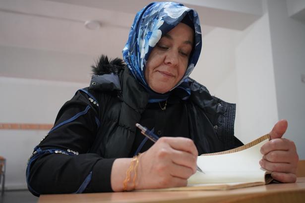 45 yaşındaki anne üniversite hayalini gerçekleştirdi: Burada çok mutluyum