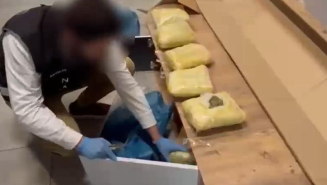 TV ünitesine zulaladı! Kargo aracılığıyla 7 kilo skunk sevkiyatı