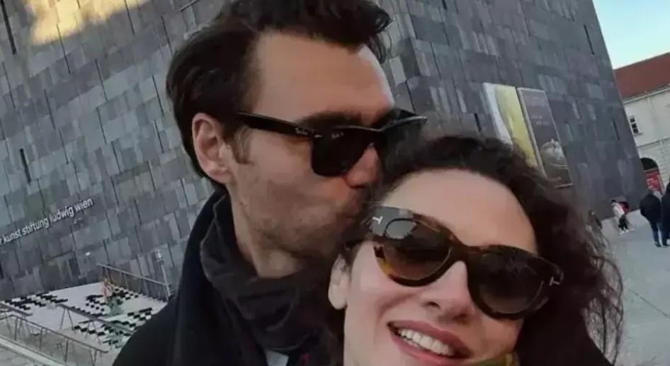 Mutlulukları gözlerinden okundu Birce Akalay ve sevgilisi Hakan Kurtaştan romantik kare