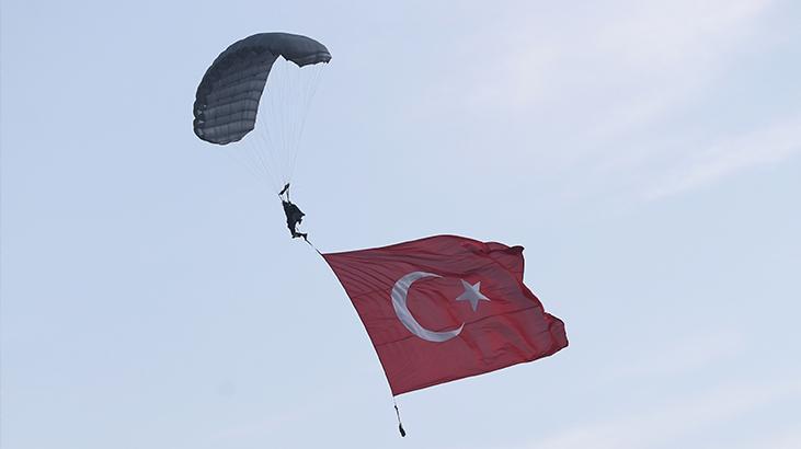 Kapadokya'da JÖAK paraşüt timi sıcak hava balonundan atladı