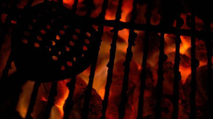 Izgarada pizzanın lezzetine doyum olmuyor Kahvaltılık ürünleri bile pişiriyorlar