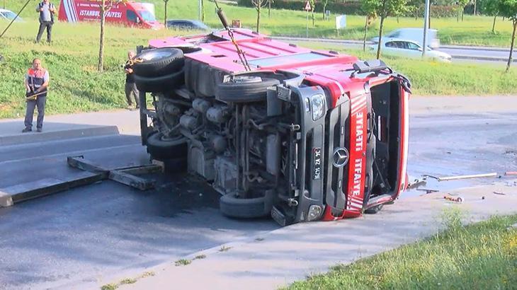 Esenler'de yangından dönen itfaiye aracı devrildi: 2 yaralı