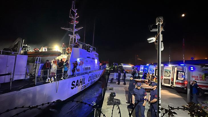 Karadenizdeki saldırıda ölen balıkçının cenazesi ve yaralılar, İnebolu Limanına getirildi Karadenizdeki saldırıda ölen balıkçının cenazesi ve yaralılar, İnebolu Limanına getirildi