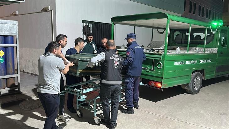 Karadenizdeki saldırıda ölen balıkçının cenazesi ve yaralılar, İnebolu Limanına getirildi Karadenizdeki saldırıda ölen balıkçının cenazesi ve yaralılar, İnebolu Limanına getirildi