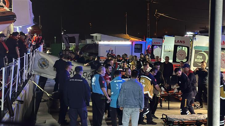 Karadenizdeki saldırıda ölen balıkçının cenazesi ve yaralılar, İnebolu Limanına getirildi Karadenizdeki saldırıda ölen balıkçının cenazesi ve yaralılar, İnebolu Limanına getirildi