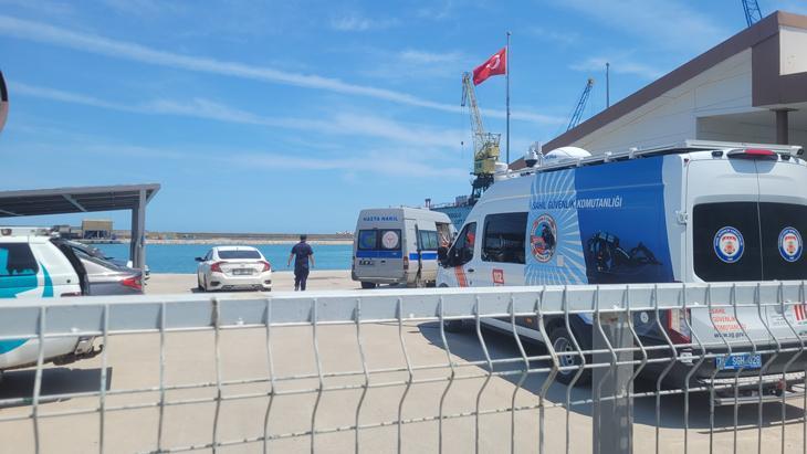 Karadenizdeki saldırıda ölen balıkçının cenazesi ve yaralılar, İnebolu Limanına getirildi Karadenizdeki saldırıda ölen balıkçının cenazesi ve yaralılar, İnebolu Limanına getirildi