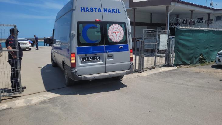 Karadenizdeki saldırıda ölen balıkçının cenazesi ve yaralılar, İnebolu Limanına getirildi Karadenizdeki saldırıda ölen balıkçının cenazesi ve yaralılar, İnebolu Limanına getirildi