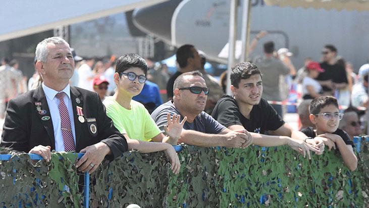 Gökyüzünde Çelik Kanatların gövde gösterisi İzmirde Gençlik ve Havacılık Festivali başladı