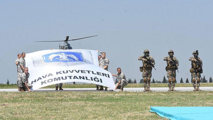 Gökyüzünde Çelik Kanatların gövde gösterisi İzmirde Gençlik ve Havacılık Festivali başladı