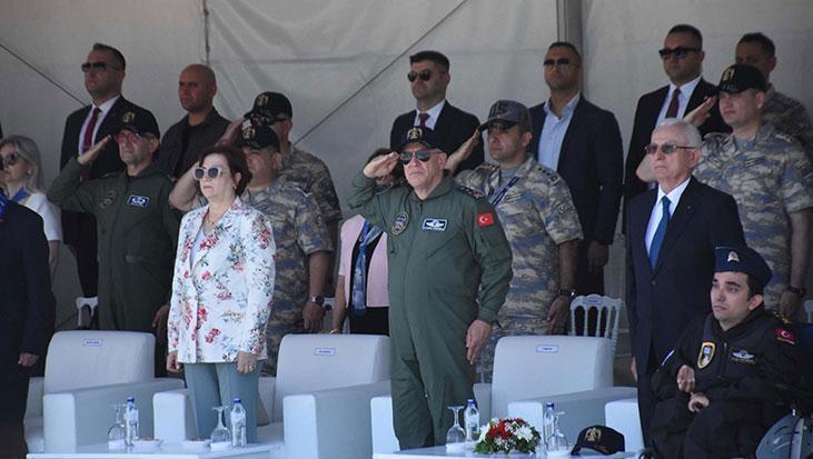 Gökyüzünde Çelik Kanatların gövde gösterisi İzmirde Gençlik ve Havacılık Festivali başladı