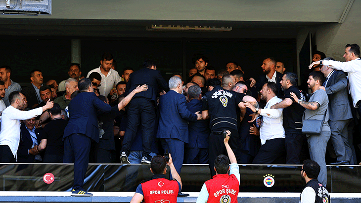 Fenerbahçe olağanüstü seçimli genel kurulunda arbede çıktı Aziz Yıldırımdan Ben buradayım tepkisi