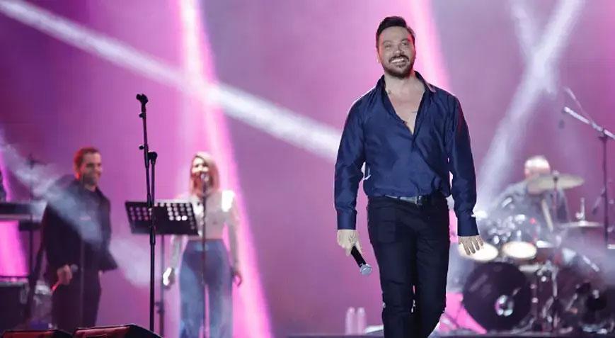 Sinan Akçıl ayağındaki 14 dikişle sahneye çıktı