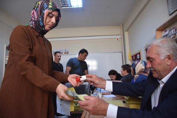 3 ilde seçim heyecanı Oy kullanma işlemi başladı