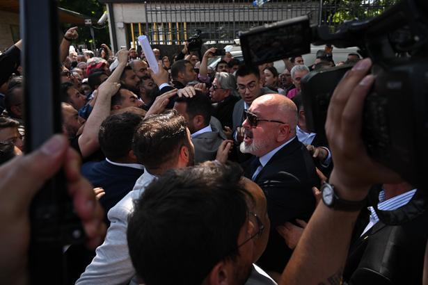 CHP'liler arasında Meclis'in giriş kapılarında gerginlik