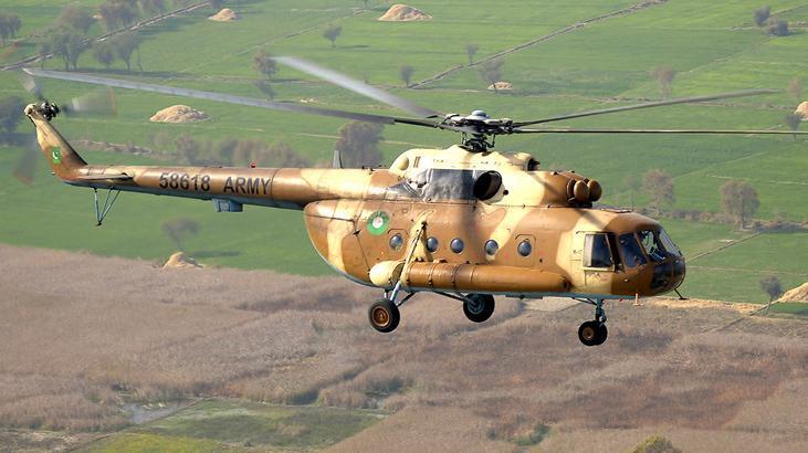 Pakistan'da askeri helikopter kalkış sırasında düştü!