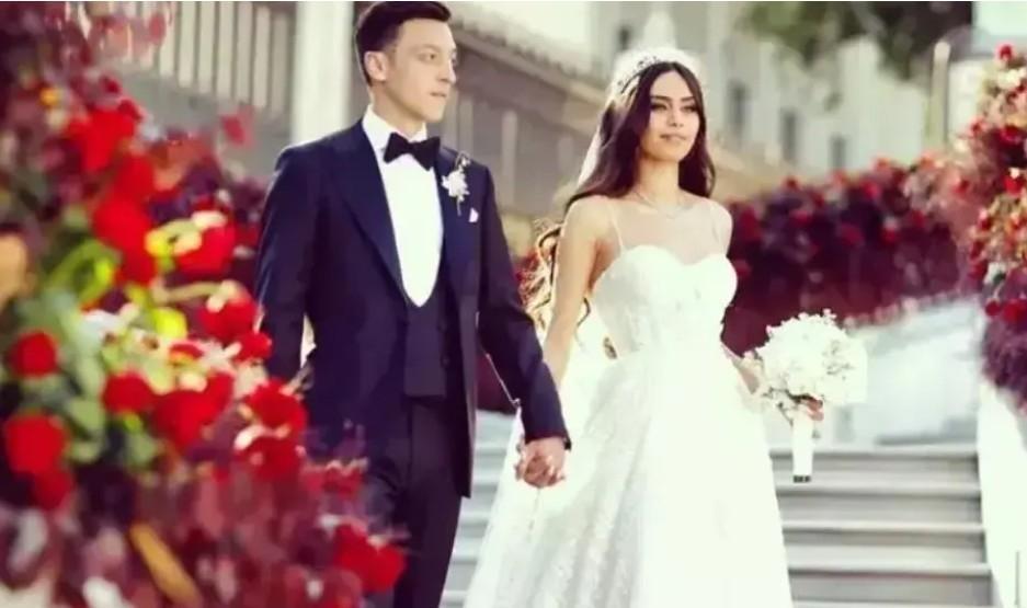 Üçüncü kez anne olmuştu Amine Gülşe doğumdan günler sonra fit haliyle dikkat çekti