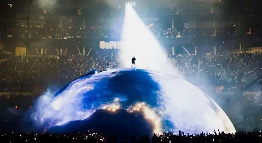 KANYE WEST GÖVDE GÖSTERİSİ YAPTI, KEŞKE BİZİM ÜLKEMİZDE YAPMASAYDI