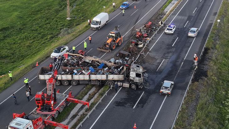 Erzurum'da bariyerlere çarpan tır alev aldı! Sürücü son anda kurtuldu