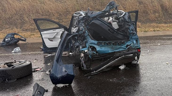 Çanakkale'de tankere çarpan otomobildeki 2 kişi öldü, 2 kişi ağır yaralandı