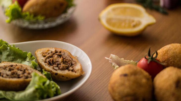 İçli köftenin suyuna bir çay kaşığı ekleyin Tek bir çatlama olmuyor