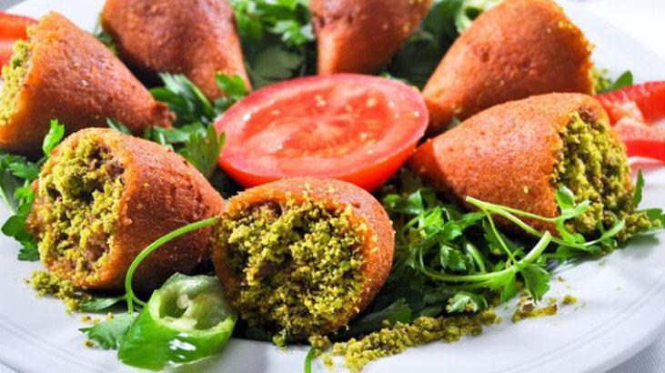 İçli köftenin suyuna bir çay kaşığı ekleyin Tek bir çatlama olmuyor