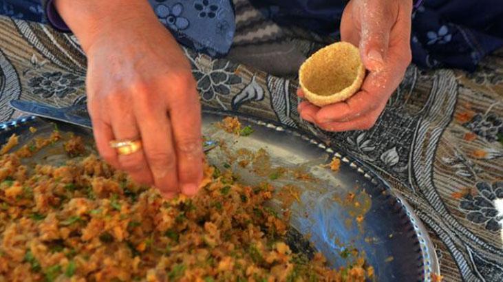 İçli köftenin suyuna bir çay kaşığı ekleyin Tek bir çatlama olmuyor