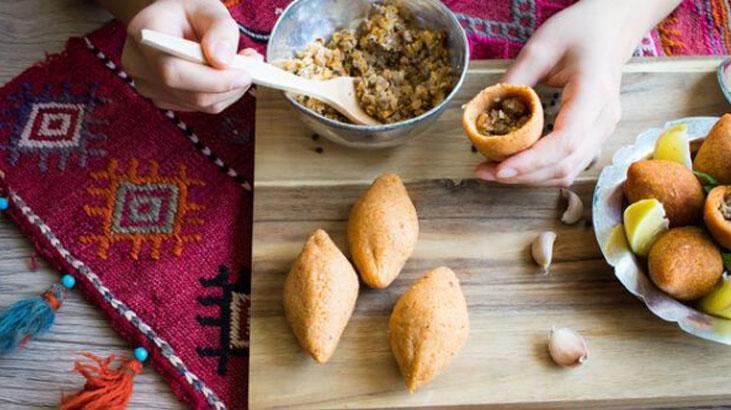 İçli köftenin suyuna bir çay kaşığı ekleyin Tek bir çatlama olmuyor