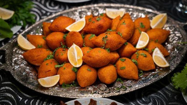 İçli köftenin suyuna bir çay kaşığı ekleyin Tek bir çatlama olmuyor