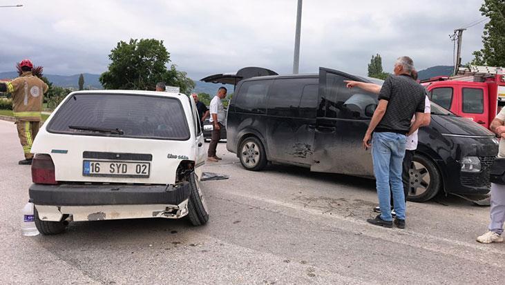 Bursa'da feci kaza! Minibüs ile otomobil çarpıştı: 3'ü çocuk 9 yaralı
