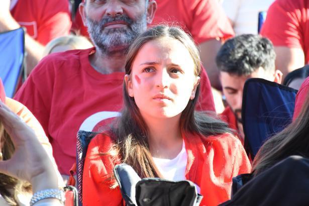 24 yıllık hasretin ardından tarihi sabah Dünya Kupası heyecanı sokaklara taştı: Türkiye kırmızı-beyaza büründü