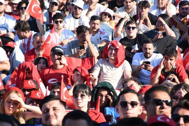 24 yıllık hasretin ardından tarihi sabah Dünya Kupası heyecanı sokaklara taştı: Türkiye kırmızı-beyaza büründü