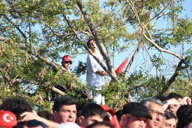 24 yıllık hasretin ardından tarihi sabah Dünya Kupası heyecanı sokaklara taştı: Türkiye kırmızı-beyaza büründü