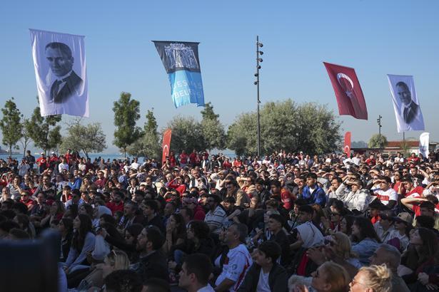 24 yıllık hasretin ardından tarihi sabah Dünya Kupası heyecanı sokaklara taştı: Türkiye kırmızı-beyaza büründü