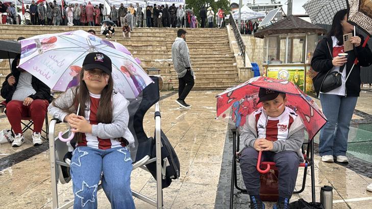 24 yıllık hasretin ardından tarihi sabah Dünya Kupası heyecanı sokaklara taştı: Türkiye kırmızı-beyaza büründü