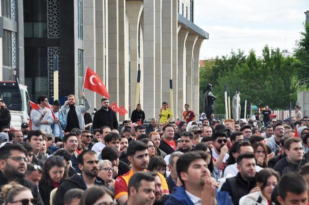 24 yıllık hasretin ardından tarihi sabah Dünya Kupası heyecanı sokaklara taştı: Türkiye kırmızı-beyaza büründü