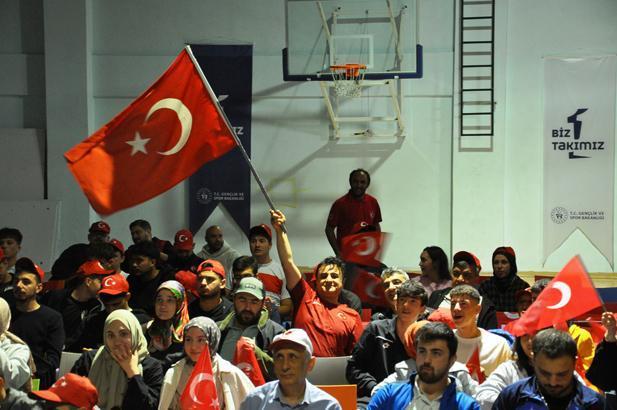 24 yıllık hasretin ardından tarihi sabah Dünya Kupası heyecanı sokaklara taştı: Türkiye kırmızı-beyaza büründü