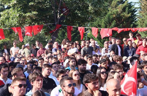 24 yıllık hasretin ardından tarihi sabah Dünya Kupası heyecanı sokaklara taştı: Türkiye kırmızı-beyaza büründü
