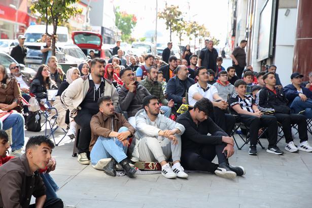 24 yıllık hasretin ardından tarihi sabah Dünya Kupası heyecanı sokaklara taştı: Türkiye kırmızı-beyaza büründü